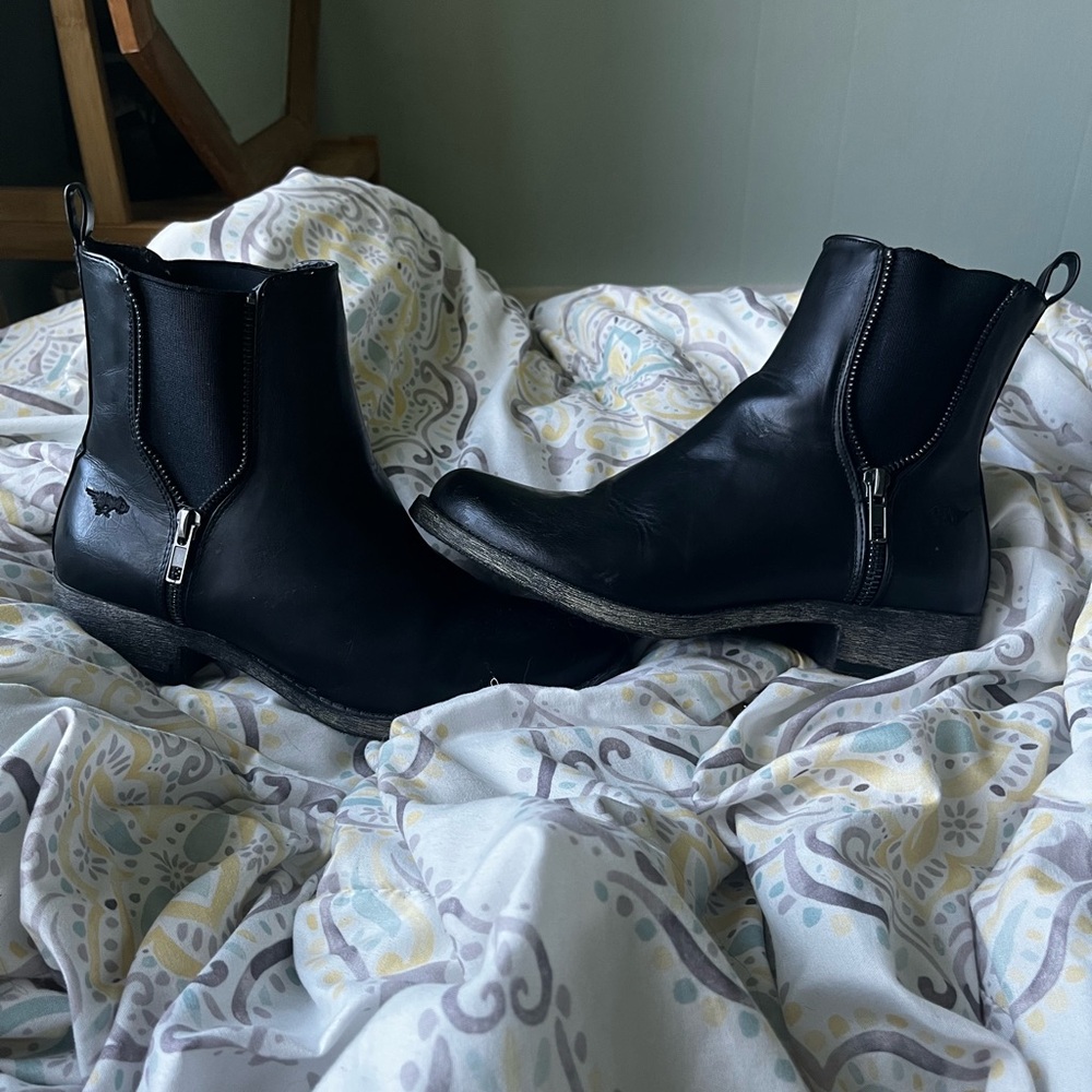 ROCKET DOG Black “unzipped” Heeled Boots